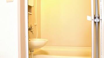 Appartement, plusieurs lits, balcon, vue ville | Salle de bain | Chaussons