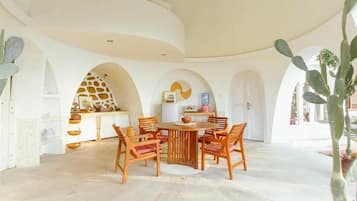 Regadera, bidet, toallas, jabón