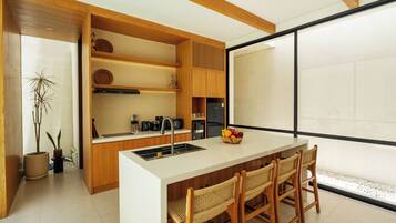 Villa estándar, vista a la alberca | Cocina privada | Refrigerador, microondas, horno y parrilla de estufa