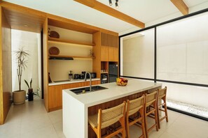 Villa estándar, vista a la alberca | Cocina privada | Refrigerador, microondas, horno y parrilla de estufa 