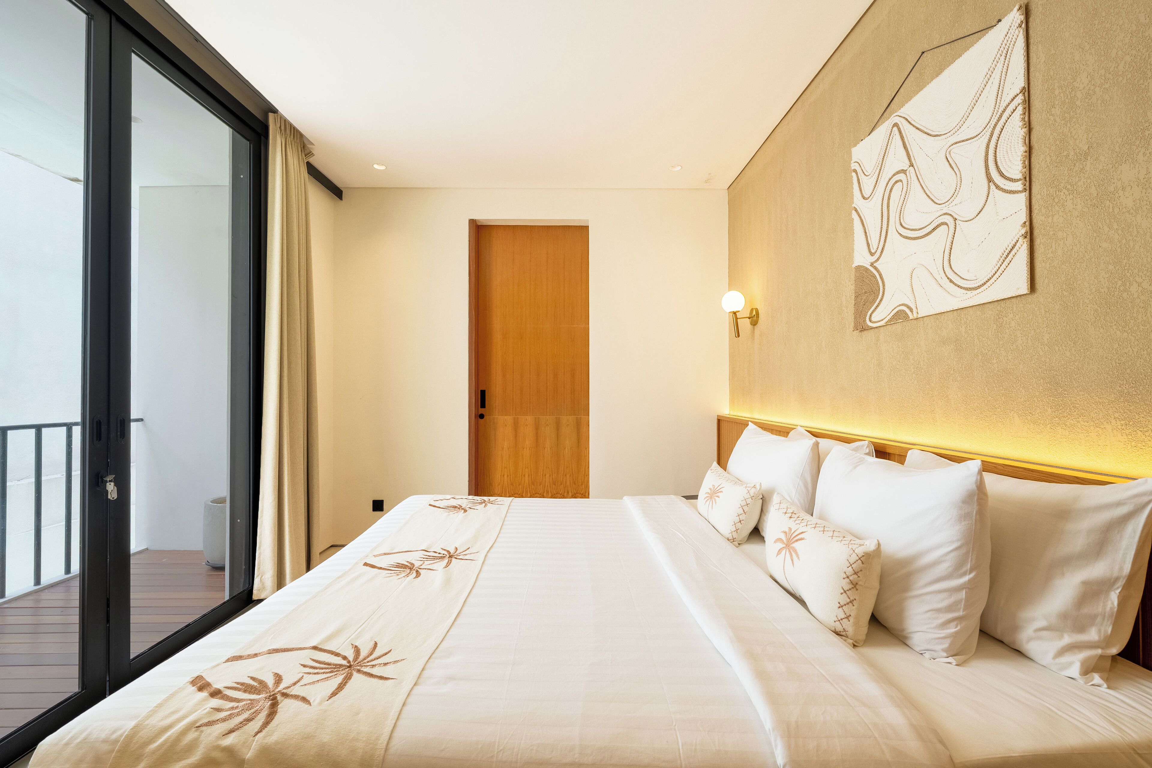 In-room safe, soundproofing, iron/ironing board, free WiFi