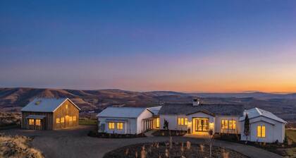 Après Villa - Luxe family fun retreat by White Pass, Theater, Arcade, Ciderhouse