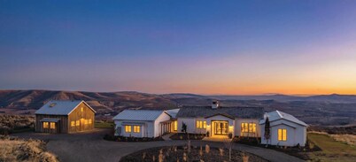 Après Villa - Luxe family fun retreat by White Pass, Theater, Arcade, Ciderhouse