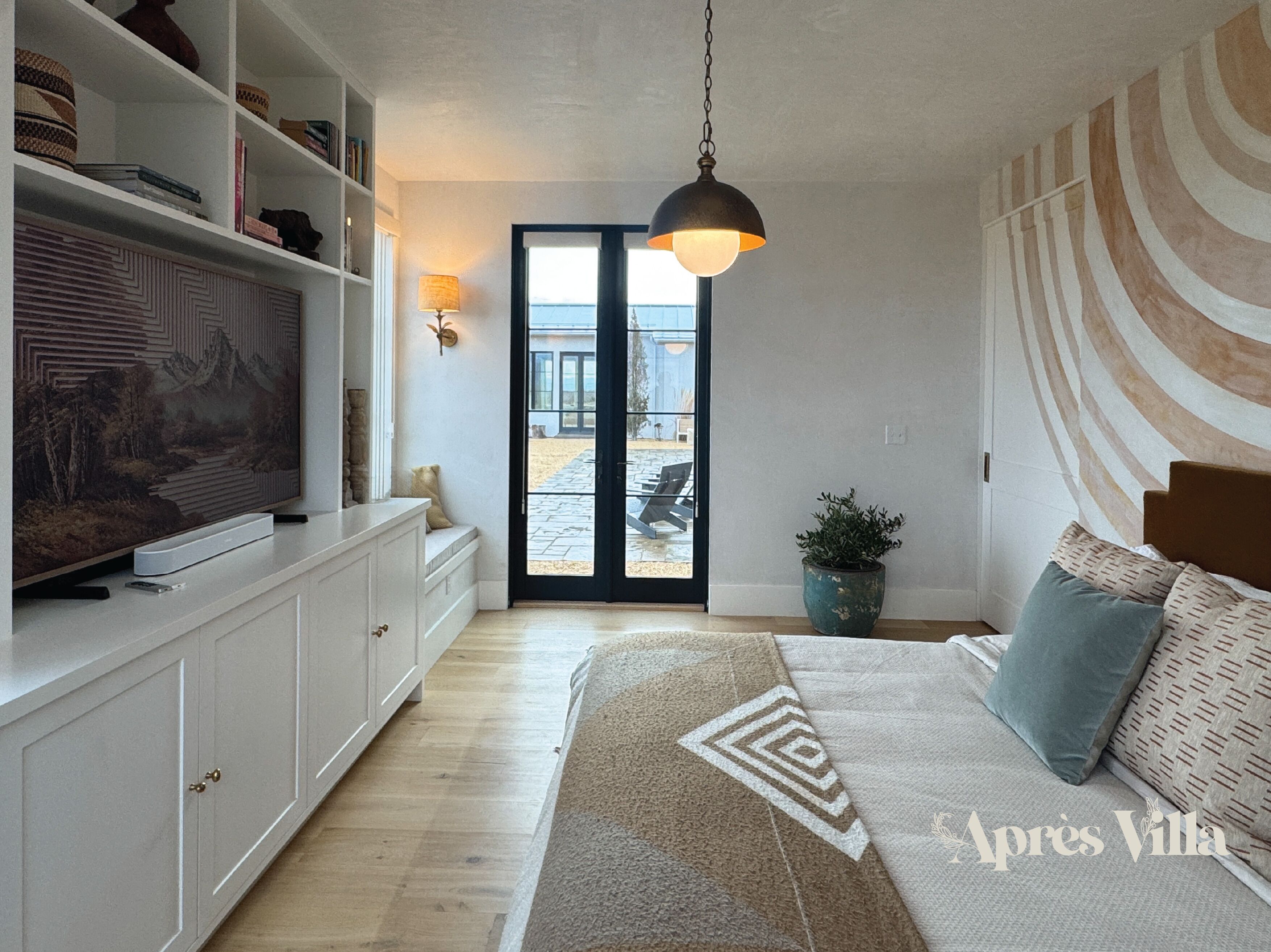 6 bedrooms, desk, iron/ironing board, travel crib