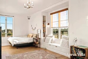 6 bedrooms, desk, iron/ironing board, travel crib