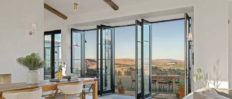 スマートテレビ、暖炉、テレビゲーム、テーブルサッカー台