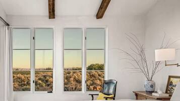 6 bedrooms, desk, iron/ironing board, travel cot