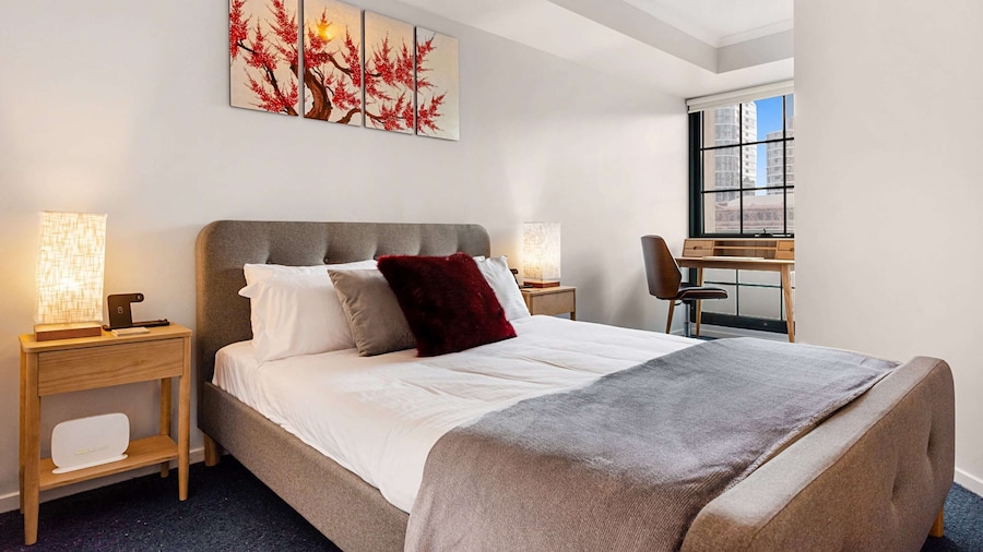 Family Unit With Balcony, Free Trams to CBD Sights