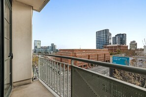 Apartment | Balcony - Family Unit With Balcony, Free Trams to CBD Sights (Melbourne)