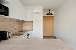 Fridge, microwave, oven, stovetop - Blueground | Gare, view, nr Parc de la Ville (Luxembourg)