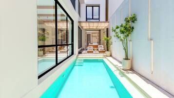 Piscine extérieure, chaises longues