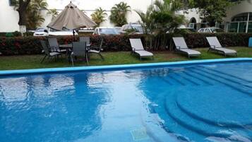 Hồ bơi ngoài trời