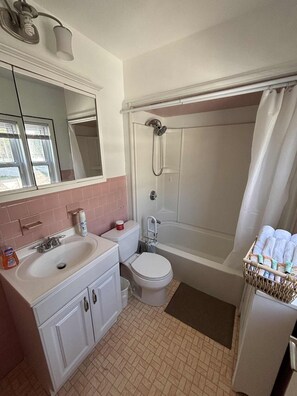 Handtücher, Seife, Toilettenpapier