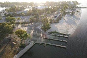Unclassified image, 3 of 23, button - Boaters Dream, S. Terr, Pool, Yacht Club, Boating (Cape Coral)