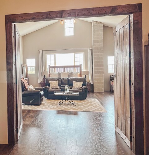 Famous tranquil GreenBluff barn on 10 acres, huge views, north Spokane