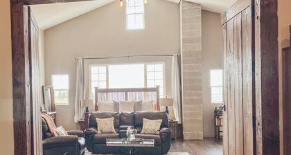 Famous tranquil GreenBluff barn on 10 acres, huge views, north Spokane