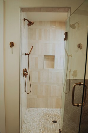 Secador de cabelo, toalhas de banho, sabonete, shampoo