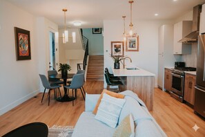 Smart TV, books - Beautiful & Modern 4BR Home Near Sloan’s Lake (Denver)