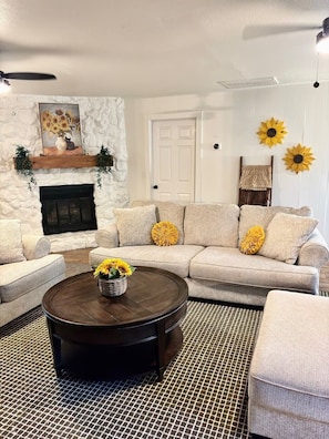 Smart TV, fireplace, books, stereo - Pickleball Court, Firepit, & Family Fun. Pet Friendly! (Waco)