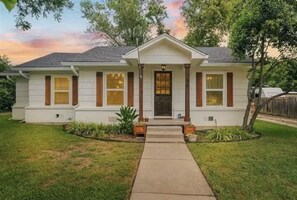 Exterior - Pickleball Court, Firepit, & Family Fun. Pet Friendly! (Waco)