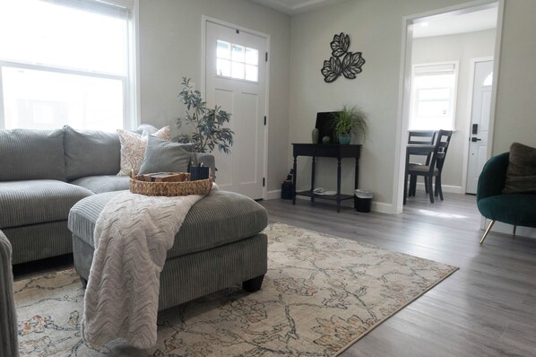 Living area - Charming 1-bedroom apartment in wonderful Los Angeles with AC (Los Angeles)