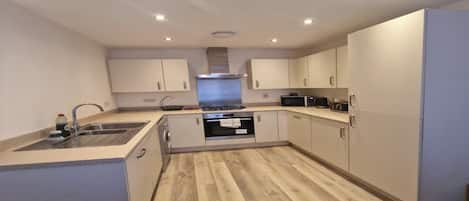 冷蔵庫、電子レンジ、オーブン、コンロ