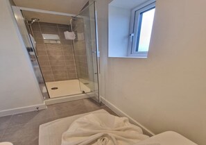 Shower, towels - Modern 3br Home near Nec and Airport in Birmingham (Birmingham)