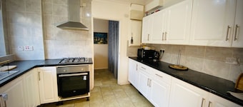 Modern-privateGarden-Family-20MinToLDN