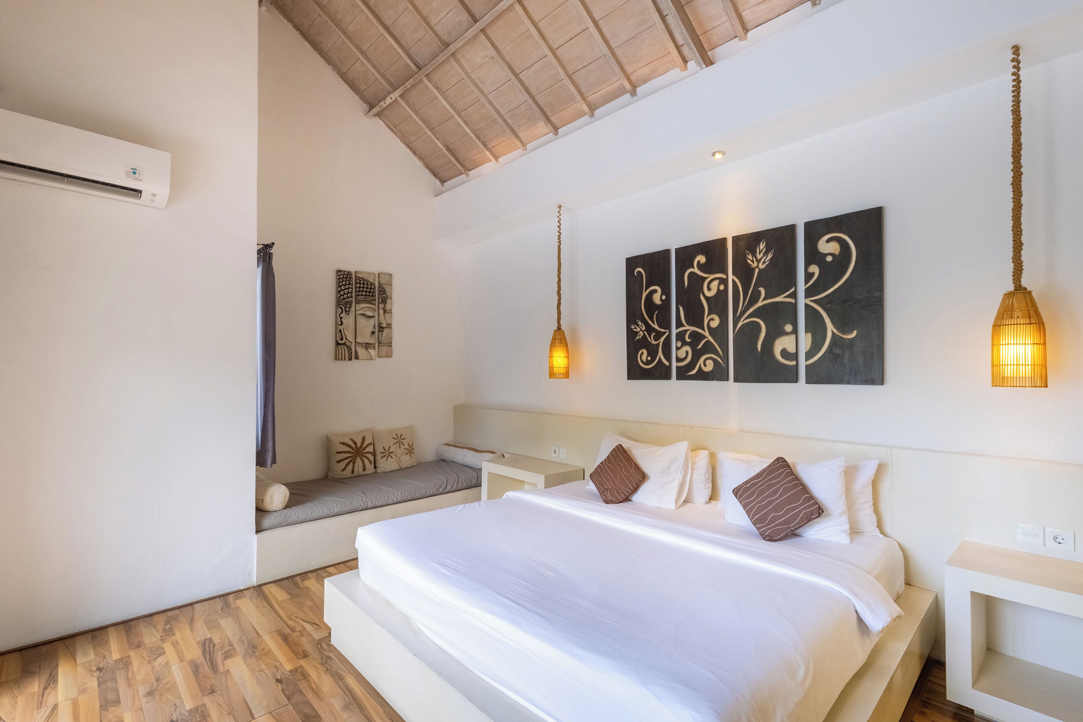 Brankas, setrika/meja setrika, dan Wi-Fi gratis