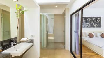 Vila, dapur, pemandangan kolam renang | Kamar mandi | Perlengkapan mandi gratis, pengering rambut, kloset, dan handuk