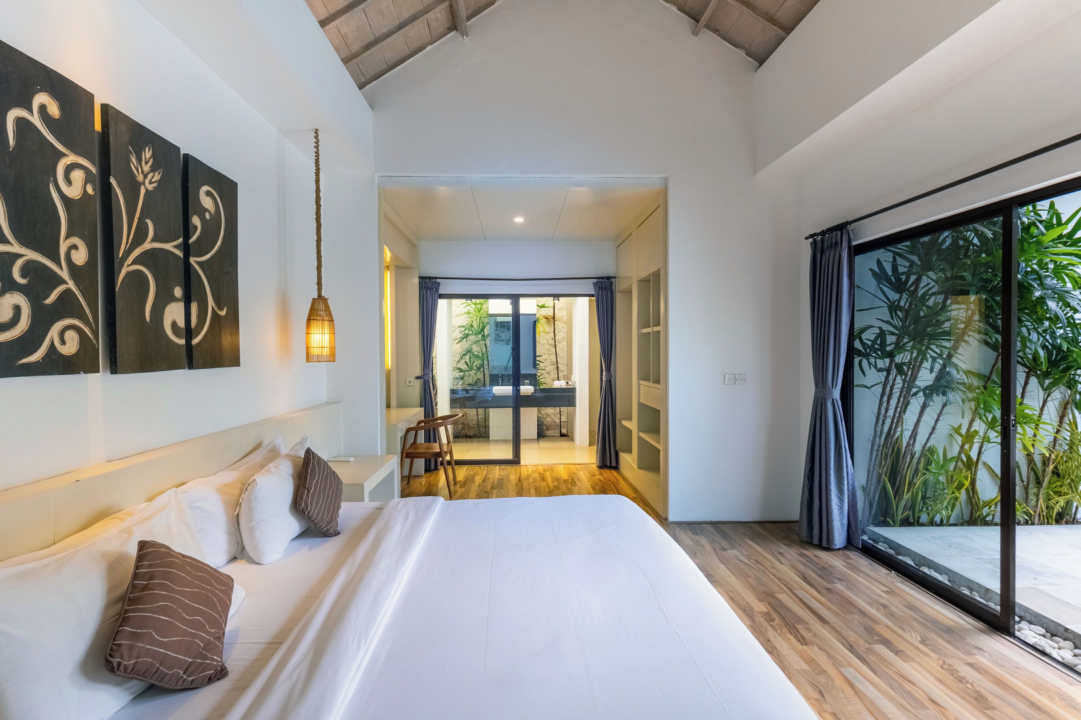 Brankas, setrika/meja setrika, dan Wi-Fi gratis