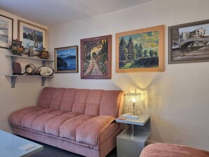 Een televisie, een open haard en een stereo