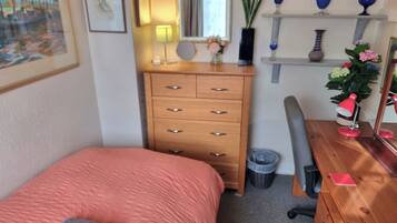 Iron/ironing board, WiFi, bed sheets