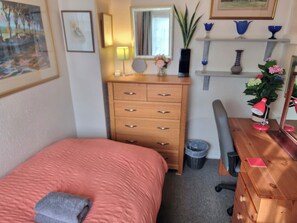 Silitysrauta/-lauta, Wi-Fi, vuodevaatteet