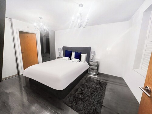 6 Bedroom House in Milton Keynes