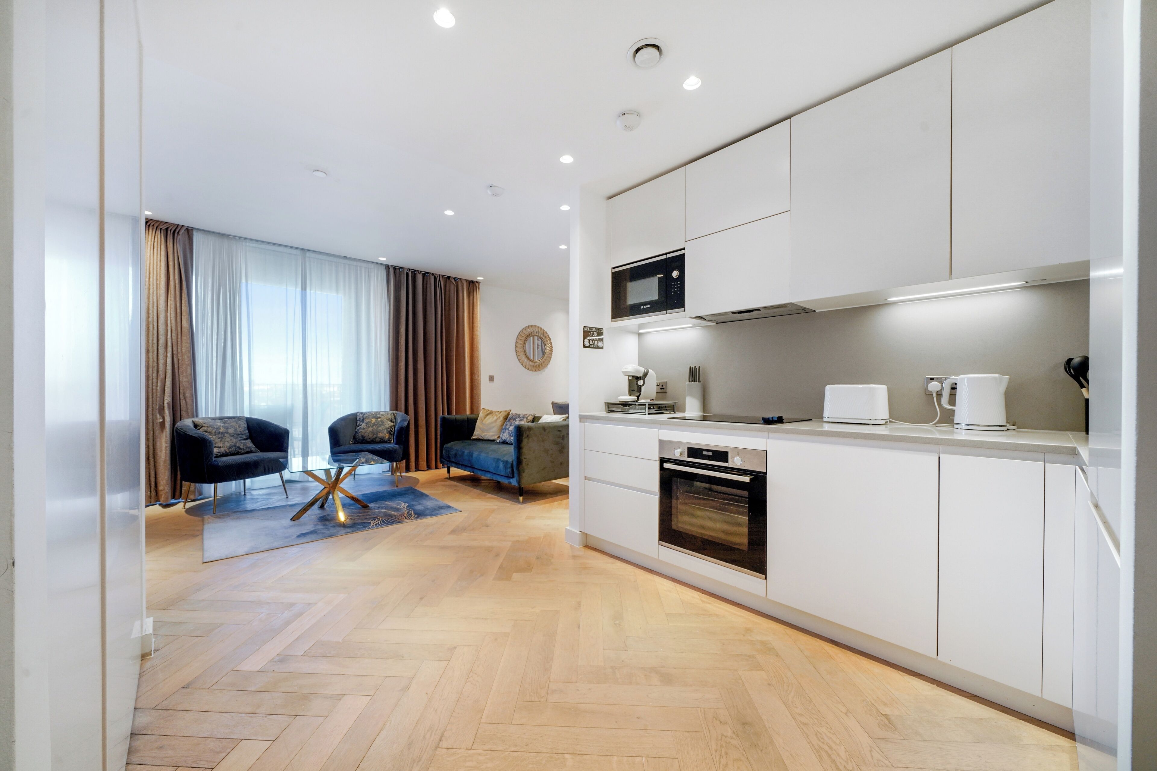 Kjøleskap, mikrobølgeovn, ovn og kokeplater