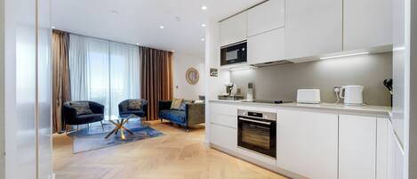 Réfrigérateur, micro-ondes, four, plaque de cuisson