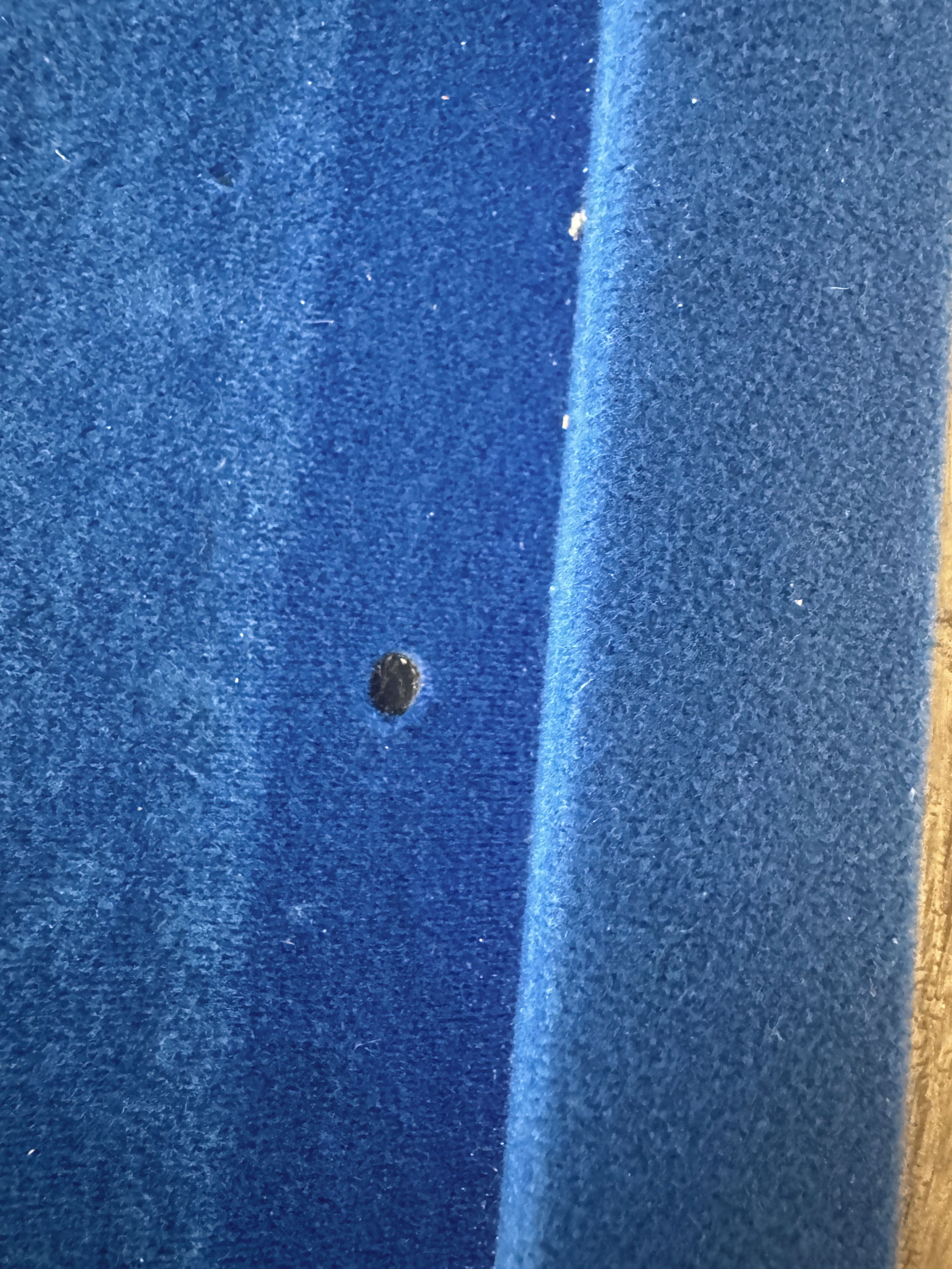 Un gros plan d'une surface texturée présentant une indentation circulaire.