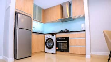 Deluxe Apartment, 2 Bedrooms | Dapur kecil peribadi | Ketuhar gelombang mikro, dapur, cerek elektrik