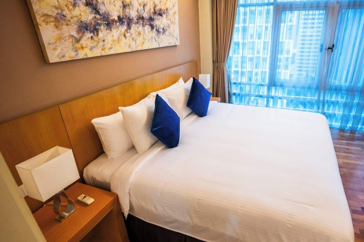 Deluxe appartement, 1 slaapkamer | Een kluis op de kamer, een bureau, geluiddichte muren