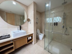 Habitación exclusiva | Baño | Tina y regadera independientes, secadora de cabello, pantuflas, bidet 