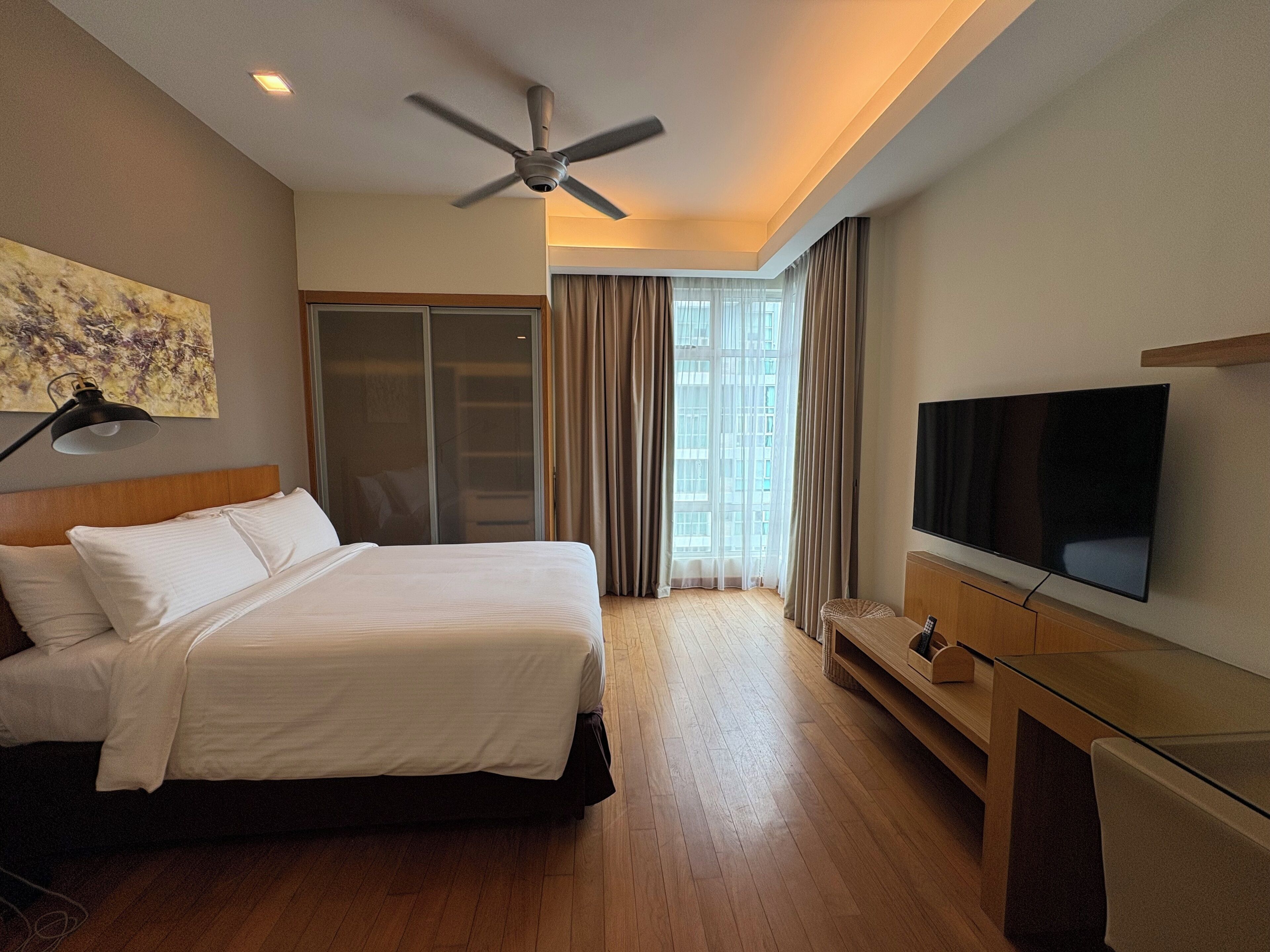 ตู้นิรภัยในห้องพัก, โต๊ะทำงาน, ห้องเก็บเสียง, เตารีด/โต๊ะรีดผ้า