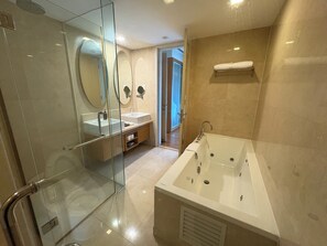 Separate bathtub and shower, hair dryer, slippers, bidet - Cormar Residences Kuala Lumpur (Kuala Lumpur)