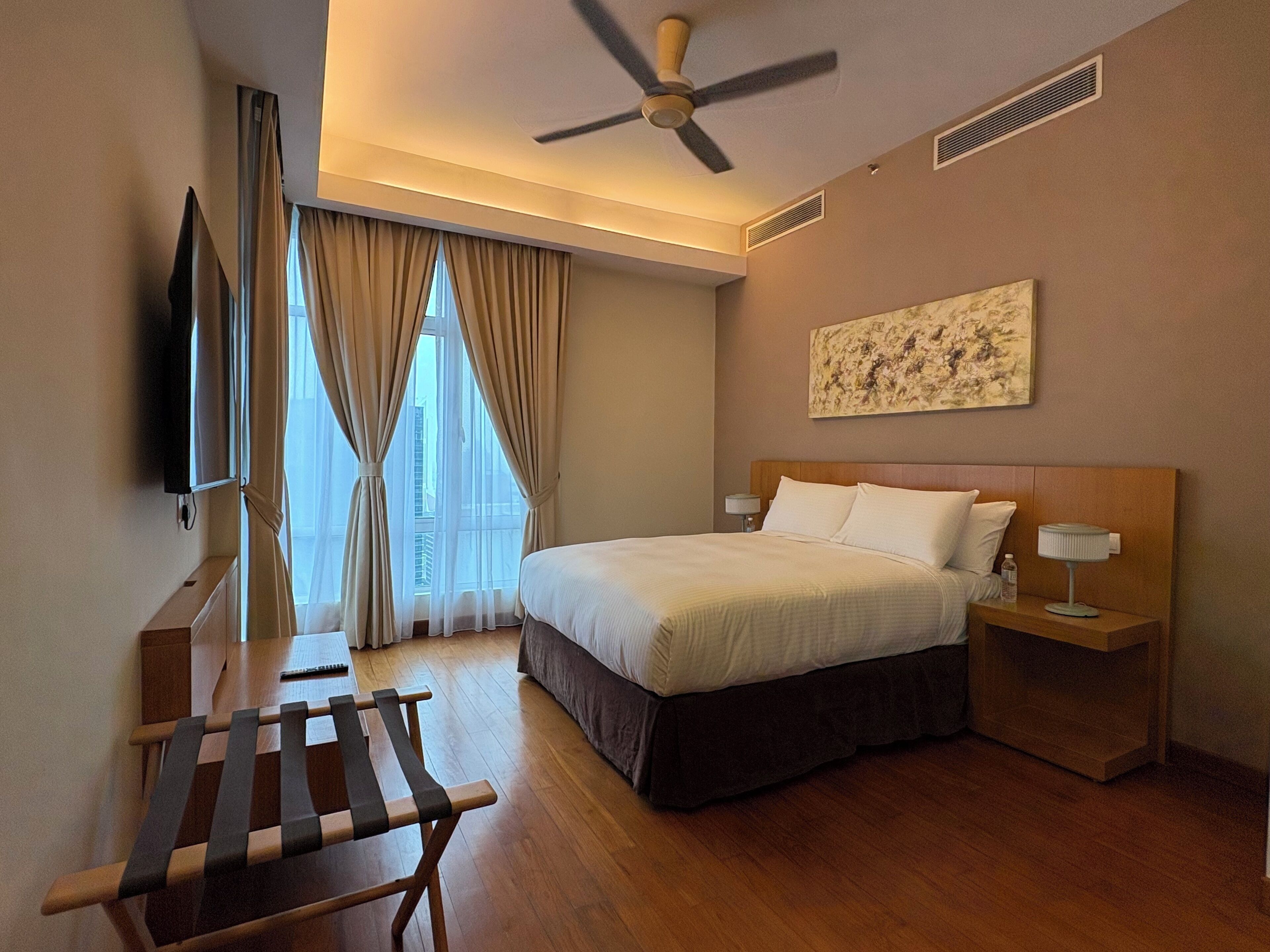 ห้องเอ็กซ์คลูซีฟ | ตู้นิรภัยในห้องพัก, โต๊ะทำงาน, ห้องเก็บเสียง, เตารีด/โต๊ะรีดผ้า