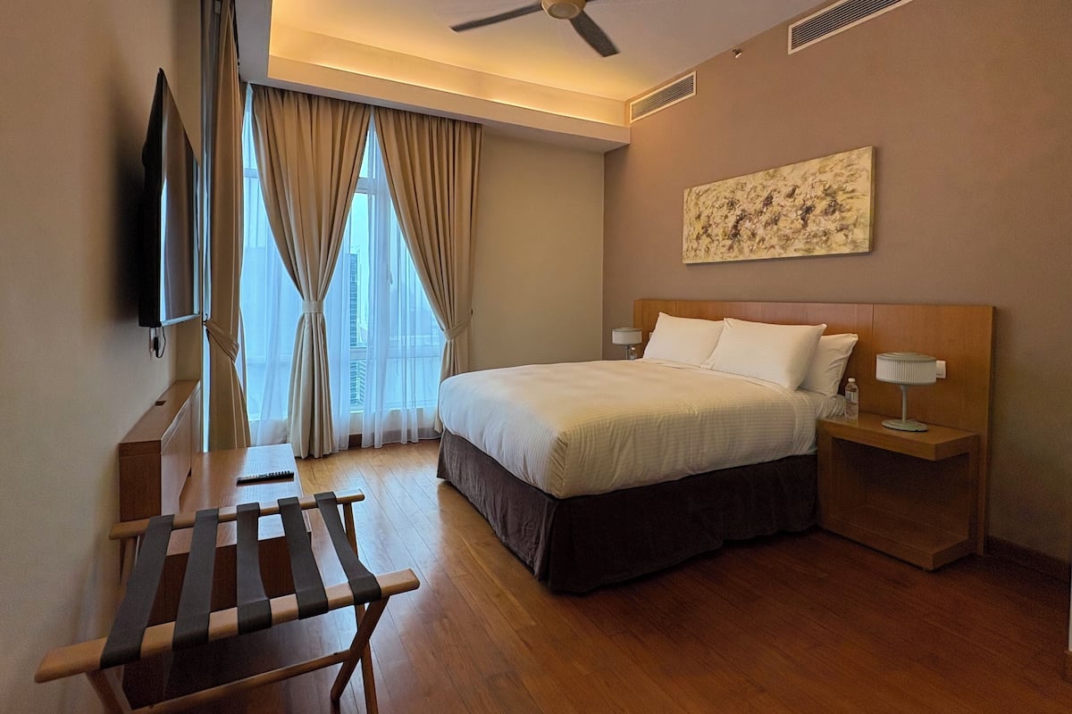 SKY Penthouse Four-Bedroom | In-room safe, desk, soundproofing, iron/ironing board