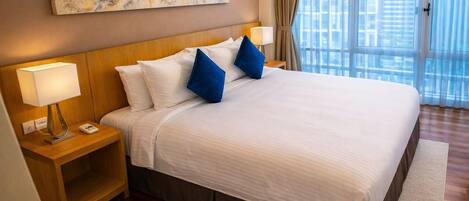 Lägenhet Deluxe - 1 sovrum | Värdeförvaringsskåp på rummet, skrivbord och ljudisolering