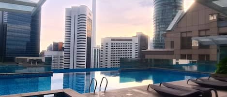 Hồ bơi ngoài trời