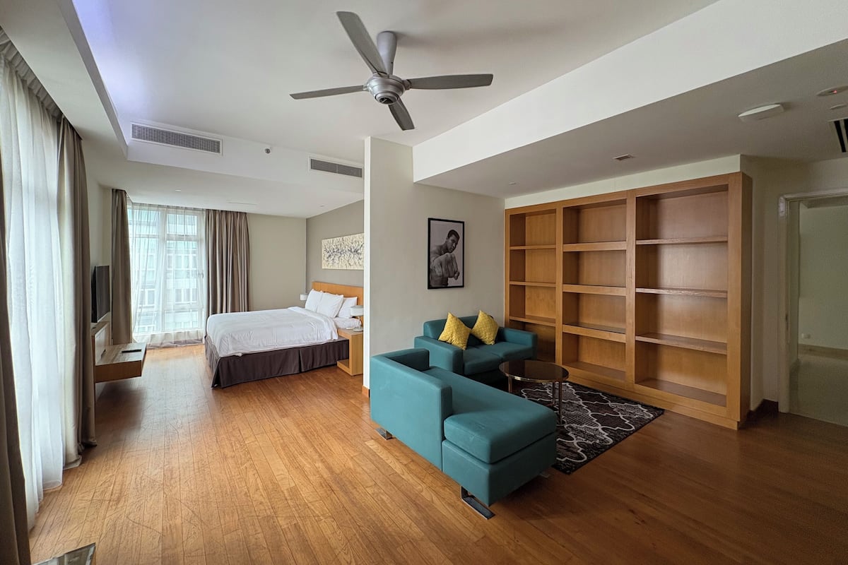 SKY Penthouse Three-Bedroom | In-room safe, desk, soundproofing, iron/ironing board