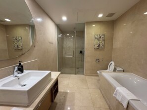 Habitación exclusiva | Baño | Tina y regadera independientes, secadora de cabello, pantuflas, bidet 