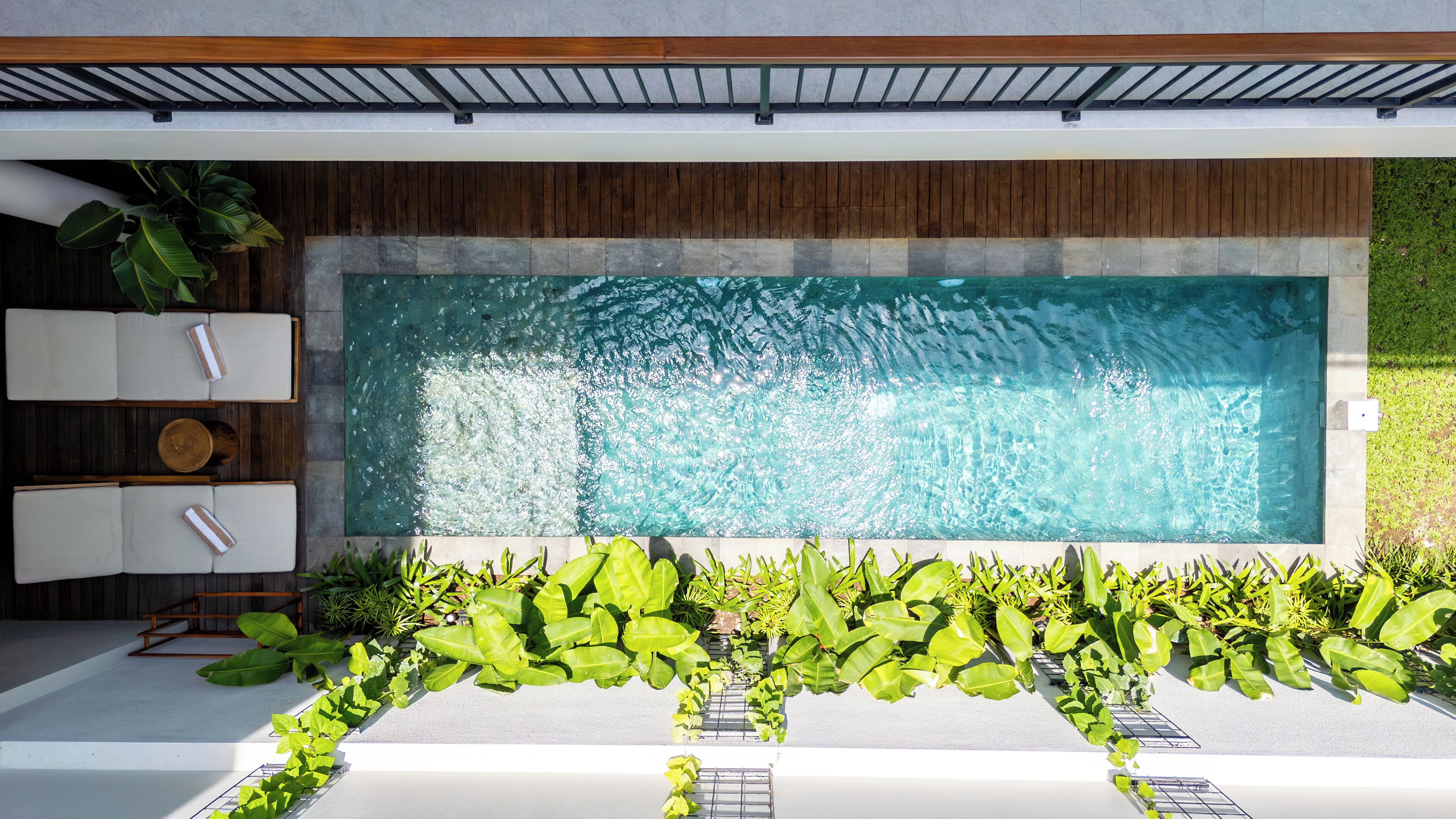 Piscine extérieure, chaises longues